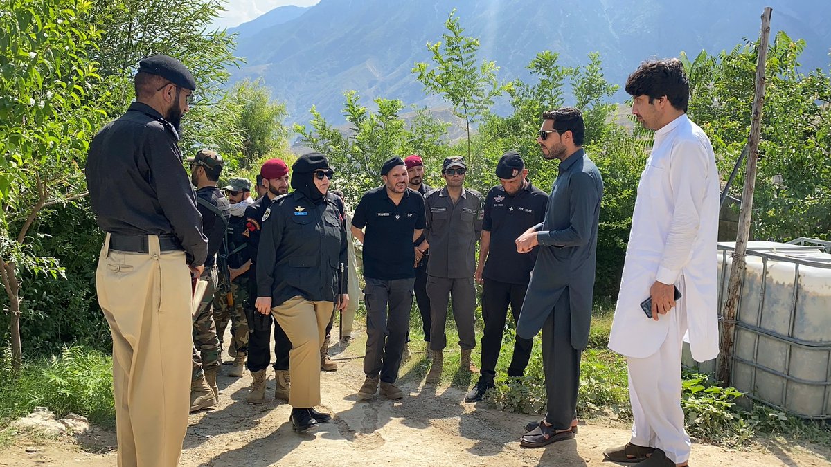 ChitralPolice's tweet photo. نو تعینات ڈی پی او لوئر چترال ریشم جہانگیر نے لاوی ہائیڈرو پاور پراجیکٹ شیشی کوہ کا دورہ کرکے سکیورٹی انتظامات کا تفصیلی جائزہ لیا۔ اس موقع پر انہوں نے پراجیکٹ سائٹس، رہائشی کمپاؤنڈ، CCTV سسٹم اور دیگر حفاظتی اقدامات کا معائنہ کیا.
#dpochitral #chitral https://t.co/oduA6HmkfW