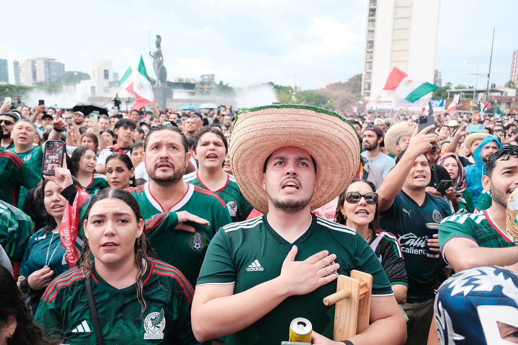 PabloLemusN's tweet photo. Para que puedas disfrutar el gran partido de esta tarde entre México e Inglaterra te recomendamos acudir con tiempo al Vibra Jalisco Zona Fan Auditorio Benito Juárez, al Public Viewing del centro histórico de Zapopan o a La Minerva y el FIFA Fan Festival en Guadalajara.

Vivamos en sana convivencia esta fiesta y apoyemos a México en una fecha histórica.  Recuerda seguir los canales oficiales del @GobiernoJalisco o de las dependencias como @PCJalisco para disponibilidad de aforos, recomendaciones o actualizaciones.