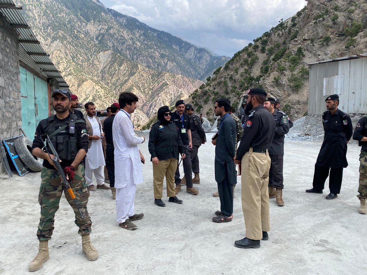 ChitralPolice's tweet photo. نو تعینات ڈی پی او لوئر چترال ریشم جہانگیر نے لاوی ہائیڈرو پاور پراجیکٹ شیشی کوہ کا دورہ کرکے سکیورٹی انتظامات کا تفصیلی جائزہ لیا۔ اس موقع پر انہوں نے پراجیکٹ سائٹس، رہائشی کمپاؤنڈ، CCTV سسٹم اور دیگر حفاظتی اقدامات کا معائنہ کیا.
#dpochitral #chitral https://t.co/oduA6HmkfW