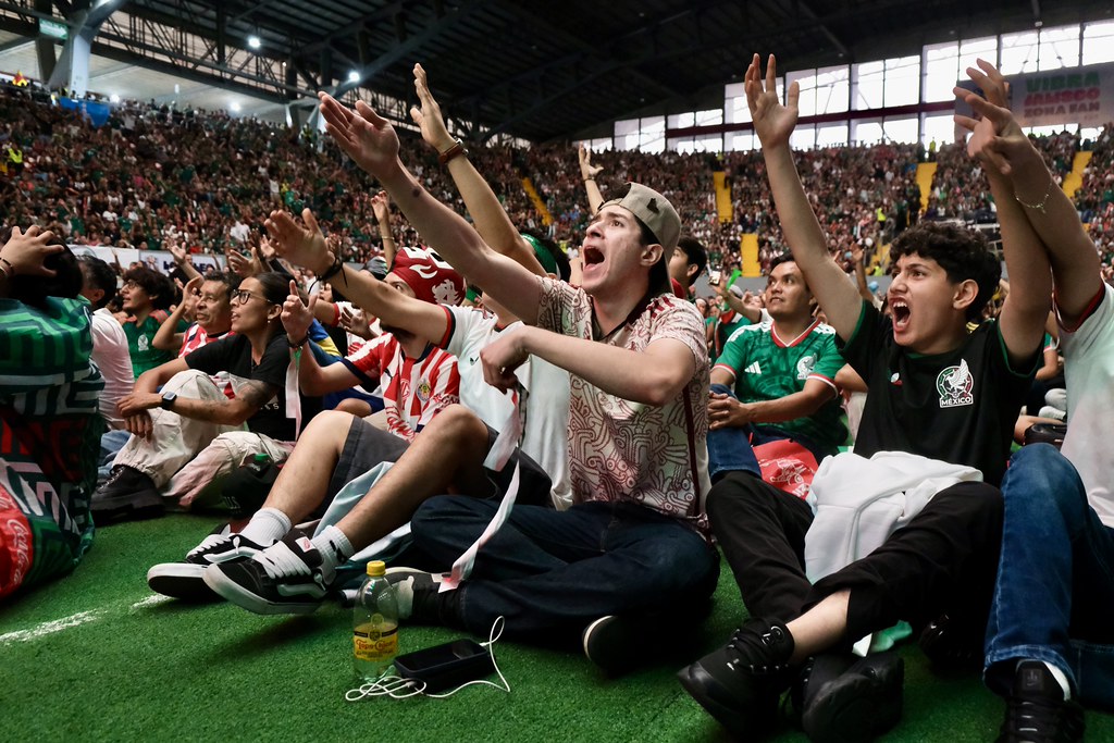 PabloLemusN's tweet photo. Para que puedas disfrutar el gran partido de esta tarde entre México e Inglaterra te recomendamos acudir con tiempo al Vibra Jalisco Zona Fan Auditorio Benito Juárez, al Public Viewing del centro histórico de Zapopan o a La Minerva y el FIFA Fan Festival en Guadalajara.

Vivamos en sana convivencia esta fiesta y apoyemos a México en una fecha histórica.  Recuerda seguir los canales oficiales del @GobiernoJalisco o de las dependencias como @PCJalisco para disponibilidad de aforos, recomendaciones o actualizaciones.