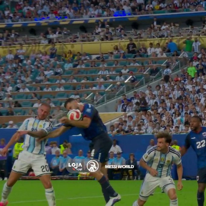 Intermiamicfhub's tweet photo. Just switch the shirts and the whole World will shout CORRUPTION at Argentina. https://t.co/B4JVmJucUf