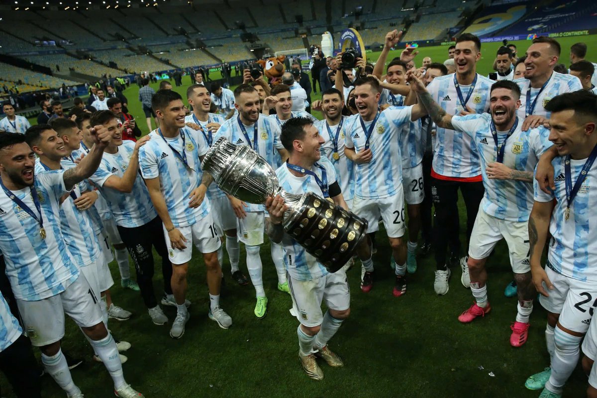 Footy_Headlines's tweet photo. 𝘼𝙧𝙜𝙚𝙣𝙩𝙞𝙣𝙖 𝙎𝙩𝙞𝙘𝙠 𝙏𝙤 𝙒𝙝𝙞𝙩𝙚 𝙎𝙝𝙤𝙧𝙩𝙨 𝘼𝙜𝙖𝙞𝙣𝙨𝙩 𝙀𝙜𝙮𝙥𝙩

Following latest document published by FIFA and thanks to @jerseystory_vn with interesting insight, it is now confirmed that Argentina will continue to use the white shorts & socks version of their home kit against Egypt on July 7, despite being the team to choose kit first. This would be their third game using the iconic variant in this World Cup.

This is the eleventh time Argentina play in this combination in their last 12 knock-out games at major tournaments. It is the colorway that saw them won 2021, 2024 Copa América and 2022 World Cup.