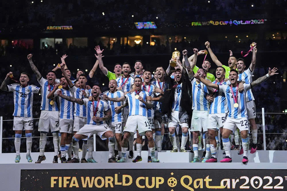 Footy_Headlines's tweet photo. 𝘼𝙧𝙜𝙚𝙣𝙩𝙞𝙣𝙖 𝙎𝙩𝙞𝙘𝙠 𝙏𝙤 𝙒𝙝𝙞𝙩𝙚 𝙎𝙝𝙤𝙧𝙩𝙨 𝘼𝙜𝙖𝙞𝙣𝙨𝙩 𝙀𝙜𝙮𝙥𝙩

Following latest document published by FIFA and thanks to @jerseystory_vn with interesting insight, it is now confirmed that Argentina will continue to use the white shorts & socks version of their home kit against Egypt on July 7, despite being the team to choose kit first. This would be their third game using the iconic variant in this World Cup.

This is the eleventh time Argentina play in this combination in their last 12 knock-out games at major tournaments. It is the colorway that saw them won 2021, 2024 Copa América and 2022 World Cup.