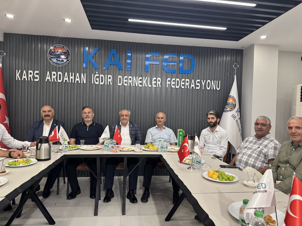 KAIFEDERASYON's tweet photo. Bugün KAI Federasyonumuzu.
Sultanbeyli HÜDA PAR İlçe Başkanı Sayın Tahirhan Uysal ve İlçe  yönetimi Federasyonumuzun yeni yerinin hayırlı olsun ziyaretine gelmeleri bizleri onurlandırdı.

Nazik ziyaretleri ve samimi sohbetleri için kendilerine teşekkür ediyorum. https://t.co/C11ok5MI8t