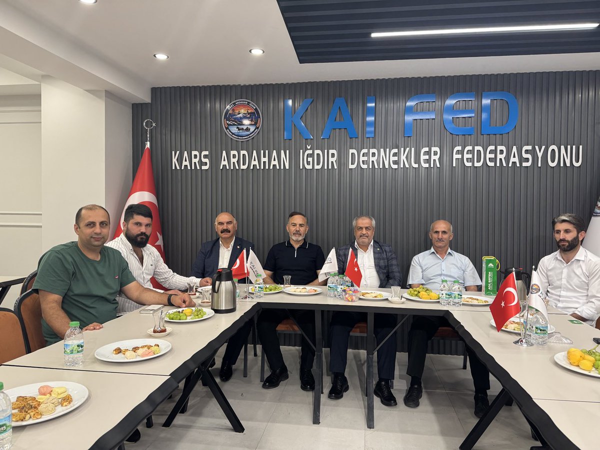 KAIFEDERASYON's tweet photo. Bugün KAI Federasyonumuzu.
Sultanbeyli HÜDA PAR İlçe Başkanı Sayın Tahirhan Uysal ve İlçe  yönetimi Federasyonumuzun yeni yerinin hayırlı olsun ziyaretine gelmeleri bizleri onurlandırdı.

Nazik ziyaretleri ve samimi sohbetleri için kendilerine teşekkür ediyorum. https://t.co/C11ok5MI8t