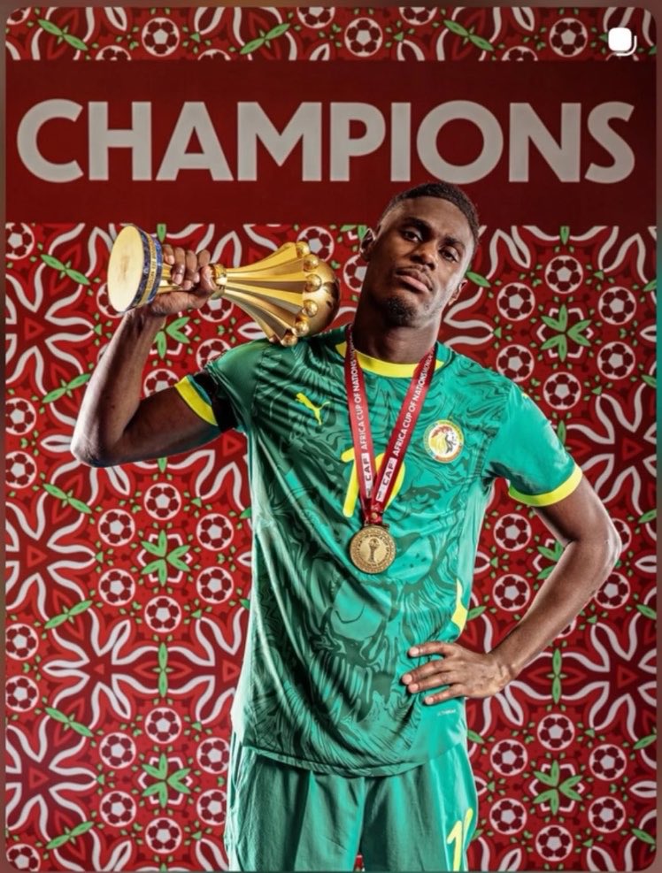 Fama__Dia's tweet photo. Les bénévoles admirez bien l’image c’est pour vous🤩 
Traites yi ngène done teksi meune toutil séne bopp 👎🏾

 Nék lène nitt https://t.co/IfIYIeLA5r