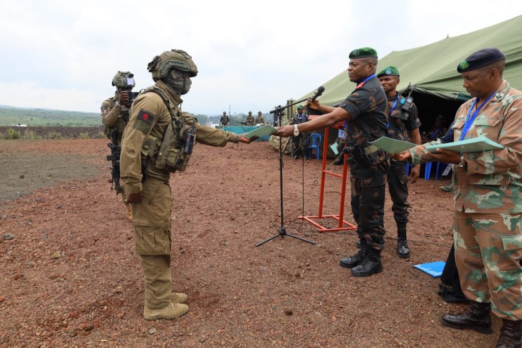 Cap_Brave's tweet photo. Message du Capitaine Brave

À mes frères d’armes, à nos compatriotes congolais et à tous les acteurs de la communication,

Je suis le Capitaine Brave, et je vous adresse ce message avec détermination et confiance.

À mes soldats, je vous demande de garder un moral de fer. Vous êtes les dignes défenseurs de notre patrie. Quelles que soient les difficultés, restez unis, disciplinés et déterminés. Un véritable militaire accomplit sa mission avec courage, sang-froid et loyauté.

À nos compatriotes congolais, gardez confiance en vos Forces armées (#FARDC). Votre soutien, votre unité et votre esprit patriotique sont une force qui nous accompagne chaque jour. Ne cédez ni à la peur, ni aux rumeurs, ni au découragement.

Je m’adresse également à nos frères et sœurs des médias et de la communication. Votre responsabilité est immense. Faites preuve de rigueur dans la vérification des faits et évitez de relayer des informations non vérifiées ou susceptibles de semer la confusion ou la panique. Une communication responsable, fondée sur des informations fiables, contribue à protéger la population et à préserver l’unité nationale.

En tant que Capitaine Brave, je vous assure que nous resterons fidèles à notre mission avec honneur, courage et discipline. Ensemble, dans l’unité, la vigilance et la responsabilité, nous continuerons à servir notre nation.

Pour la Patrie, l’Honneur et le Devoir.