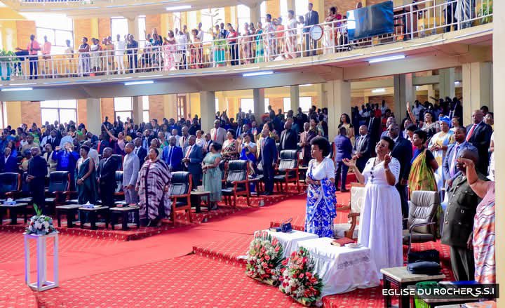 kundiwacu's tweet photo. #ShimwaMana
Umutambukanyi w'umukuru w'igihugu c'Uburundi @Burundi1stLady yifadikanije n'abakristu bo mw'ishengero Eglise du rocher muguhimbaza Imana kuri uyu w' #Imana igenekerezo rya 5 Mukakaro 2026. https://t.co/RzGWGUDWmY