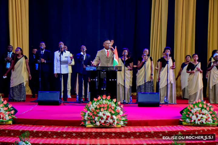 kundiwacu's tweet photo. #ShimwaMana
Umutambukanyi w'umukuru w'igihugu c'Uburundi @Burundi1stLady yifadikanije n'abakristu bo mw'ishengero Eglise du rocher muguhimbaza Imana kuri uyu w' #Imana igenekerezo rya 5 Mukakaro 2026. https://t.co/RzGWGUDWmY