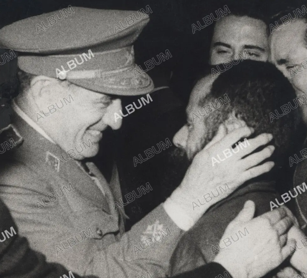 Lucinioh's tweet photo. @VoicesofWW2 Muñoz Grandes fue muy querido por sus soldados, siempre se preocupo por ellos e hizo todo lo posible por repatriar a los divisionarios cautivos en Gulags cuando finalmente arribaron a Barcelona en 1954 tras mas de una década de cautiverio, ahí estaba su general para abrazarlos. https://t.co/wED0oFhwts