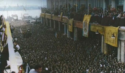 Lucinioh's tweet photo. @VoicesofWW2 Muñoz Grandes fue muy querido por sus soldados, siempre se preocupo por ellos e hizo todo lo posible por repatriar a los divisionarios cautivos en Gulags cuando finalmente arribaron a Barcelona en 1954 tras mas de una década de cautiverio, ahí estaba su general para abrazarlos. https://t.co/wED0oFhwts