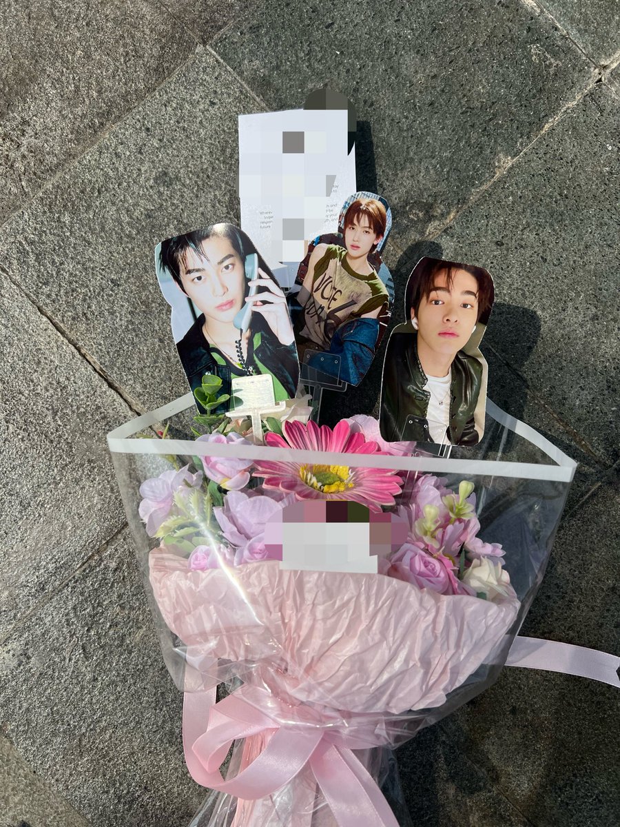 cortingitism's tweet photo. Waktu wisuda aku req bouquet ke mmh ada foto konyon dan aku pake foto nyon ancika yg sangat pretty, dan konyo nya yg very very handsome 🤓🤓🤓🤓 https://t.co/ndqNkyHRsk