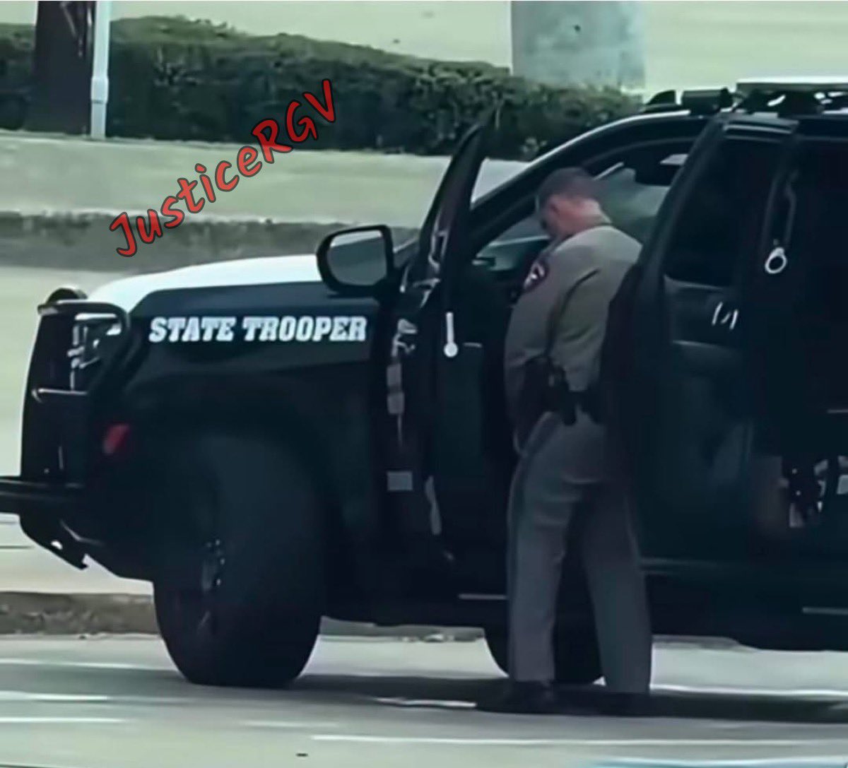 JusticeRgv's tweet photo. 🚨 #IndecentExposure or a harmless leak❓️
When nature calls, you gotta answer the call... especially after long hours on the road. However, it's doubtful other state troopers would be as understanding if it had been an average person. Urinating in public.
#whennaturecalls https://t.co/6DBVD10w2N