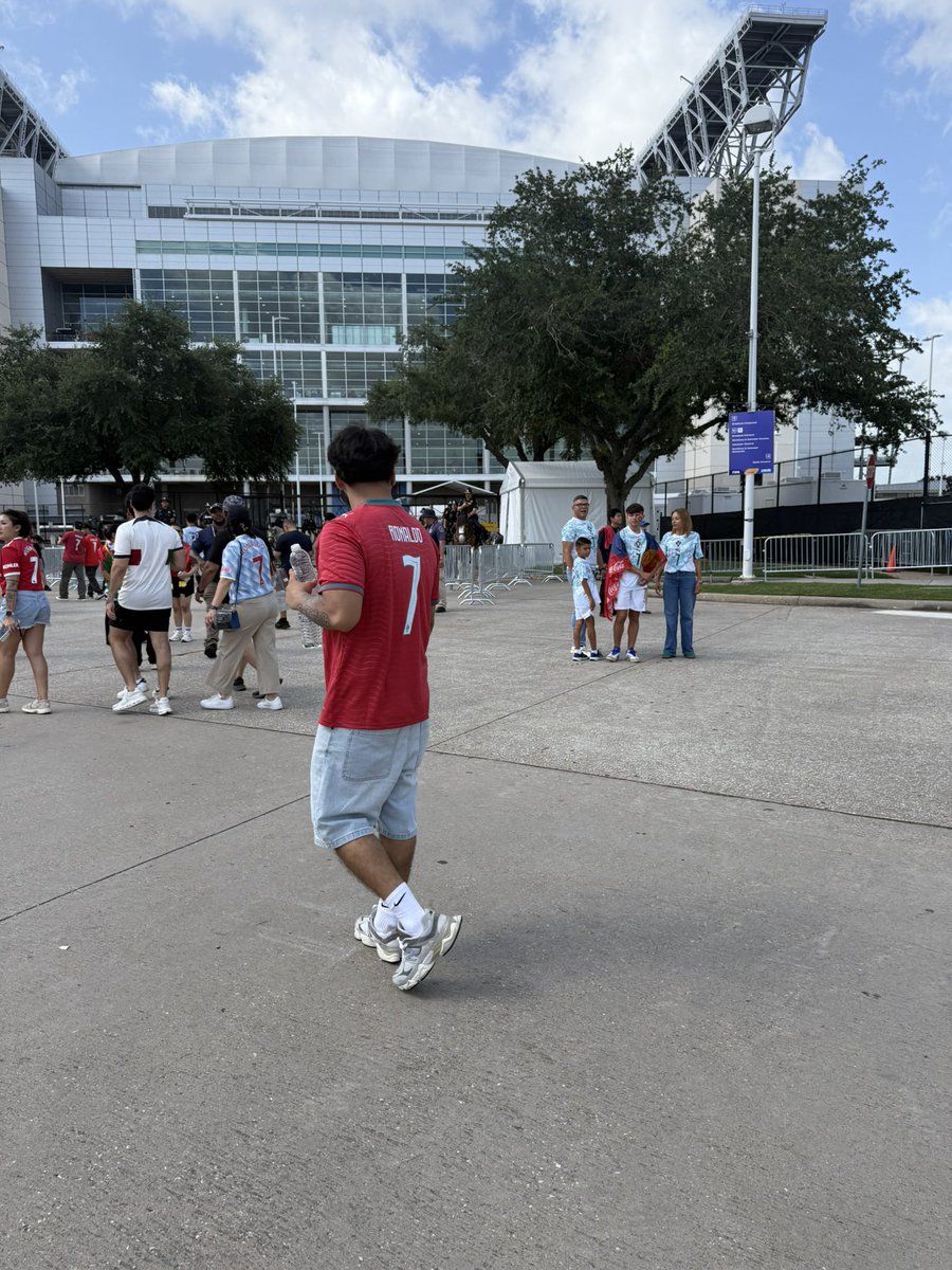 bunjithad's tweet photo. It’s not going to take to long for people to realize that Ronaldo is actually the g.o.a.t.🐐I don’t see why Mexicans glaze that shortqueen from Argentina, dude gets penalties and dosent land them Ntm that’s the only way bro gets his goals. https://t.co/L4BLRZd7Ql