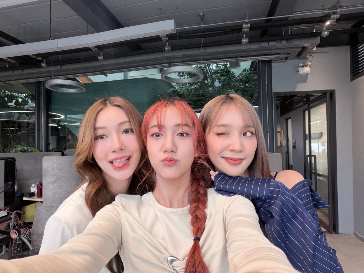 jjjboiledegg's tweet photo. novel readers😭what character is sangt playing?no wonder they kept on having pictures after pictures

EWB FINAL EP
#EnemiesWithBenefitsFinalEP https://t.co/kPYYaqLpFT