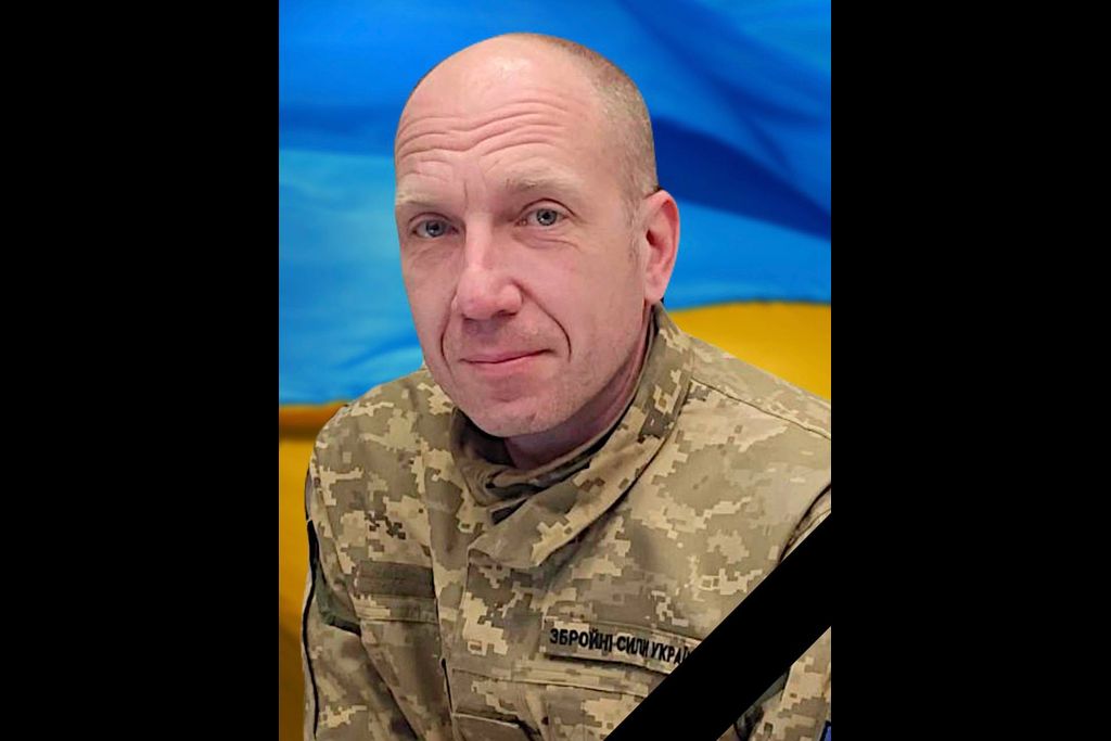 pogrebeckij's tweet photo. 20 жовтня 2025 року, захищаючи Україну від російських загарбників, під час виконання бойового завдання в районі села Ізюмське Ізюмського району Харківської області, загинув майор Острий Сергій Олександрович. Сумну звістку повідомив кам’янський міський голова.

Сергій Острий народився 8 листопада 1974 року в Камʼянському. Закінчив ДДТУ в 1996 році. Тривалий час працював на металургійному комбінаті. Учасник АТО 2015-2018 роках.

У березні 2022 року став на захист України та її народу.

У нього залишилися батьки, дружина, брат, доньки.