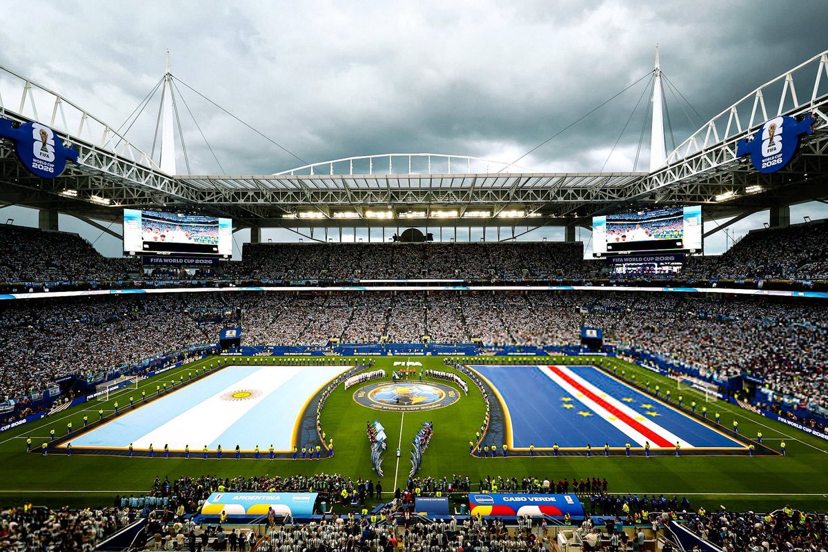 Tiempo_ext's tweet photo. 🤯🇦🇷🇨🇻 ARGENTINA 🆚 CABO VERDE FUE EL PARTIDO MÁS VISTO DE ESTA COPA DEL MUNDO, CON 2.700 MILLONES DE ESPECTADORES EN TODO EL MUNDO. 🌍📺

🗞️ @radiolared https://t.co/k8UrpcIBUa