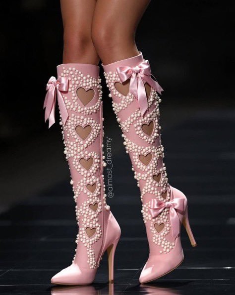 softtinted's tweet photo. looks like something straight out of a runway fairytale https://t.co/wjZg3nNkGA