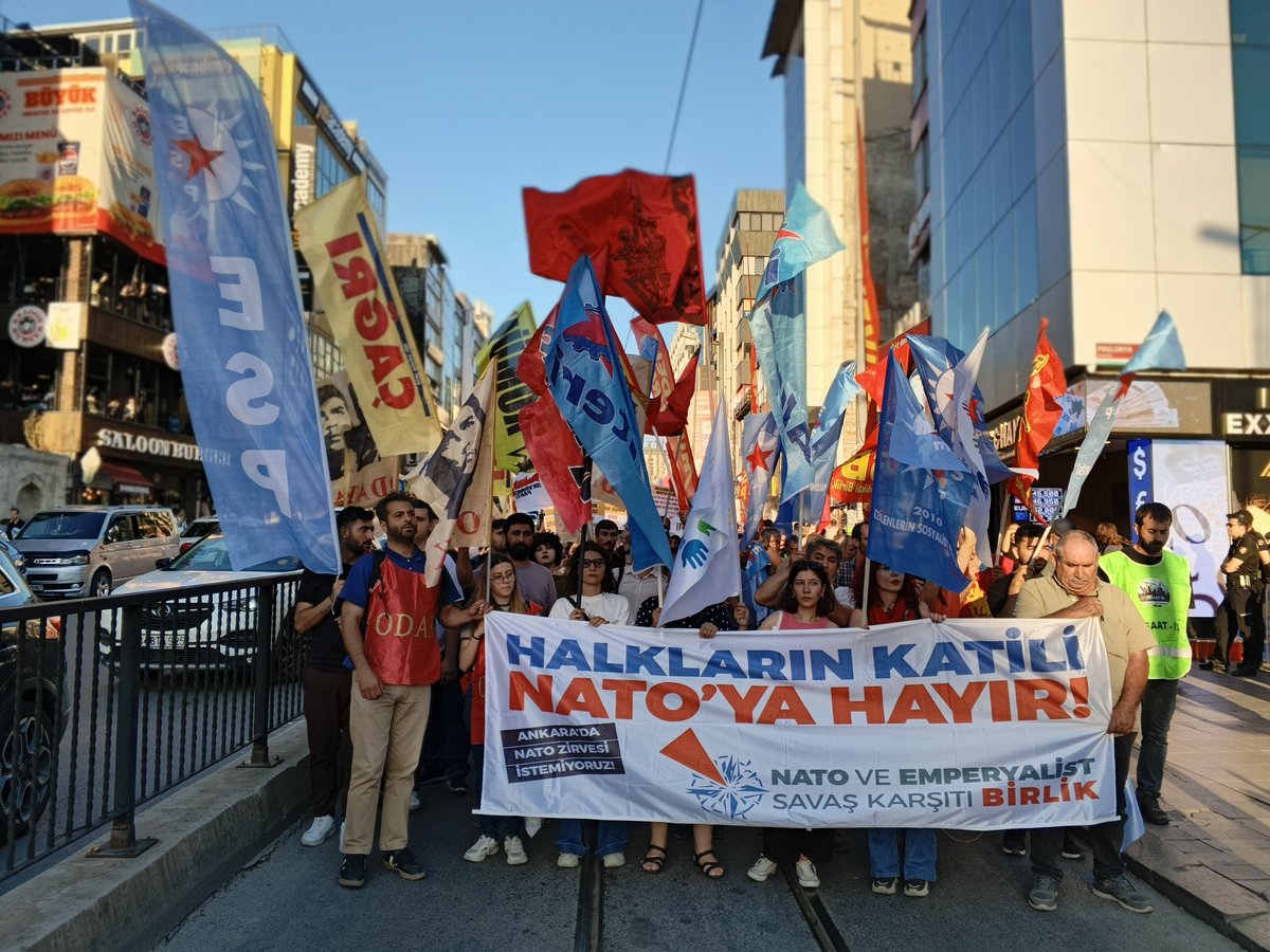 ydicagri2's tweet photo. NATO'ya Hayır Koordinasyonu, "İstenmiyorsunuz! NATO yoksullaşma, Katliam, Yıkımdır!" şiarıyla Kadıköy Boğa Heykelinden Eminönü İskelesi önüne yürüyüş gerçekleştirdi. 

NATO emperyalistlerin savaş örgütüdür! 
Ankara’da NATO zirvesi istemiyoruz! 
Halkların katili NATO’ya hayır! https://t.co/55sDfN7SQg