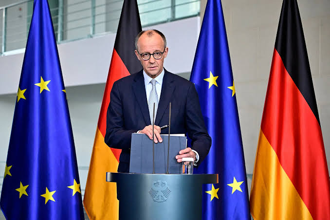 Actualidad_Pol's tweet photo. 🇩🇪 Situación INSÓLITA en Alemania.

El Canciller Alemán Friedrich Merz pide a los alemanes que NO cojan más bajas laborales, ya que el Estado NO puede seguir cargando con las prestaciones. https://t.co/BqkMUFTQ5g