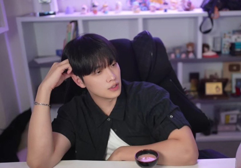 jamilelovss_'s tweet photo. 05.07.26 changmin live

"speaking a bit about my life lately..."

"the relationship that everyone was worried about is actually going really well."

"these days, we're practically living together most of the time."

"it's a peaceful, stable relationship."

"we're happy together." https://t.co/FzkvvMD1EU