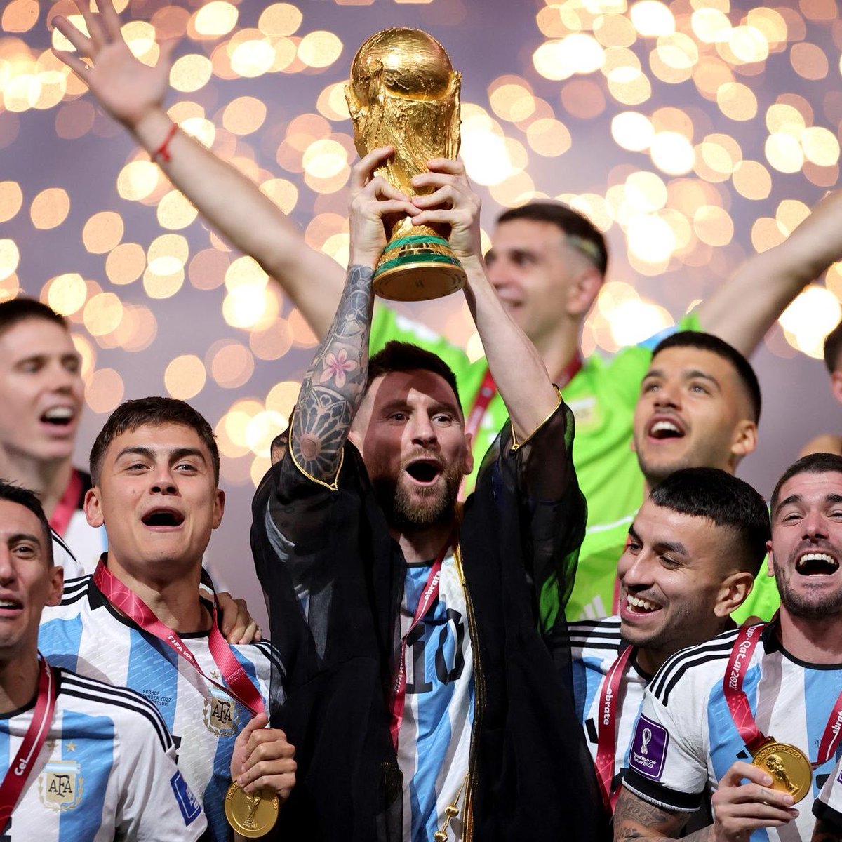 RealMusicInfo's tweet photo. 🚨ENCUESTA🚨

¿Firman que Argentina gane el mundial a cambio de no poder escuchar nunca más un tema de Tiago PZK? https://t.co/9eKOjmbSjy