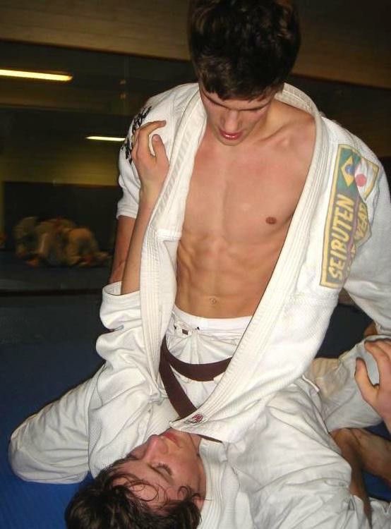 markwlyz's tweet photo. essas artes marciais gostosas https://t.co/FkB793GuEn