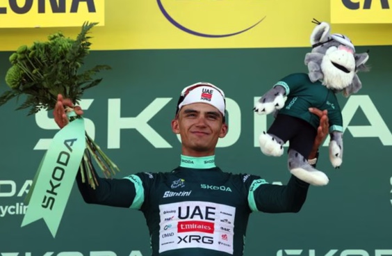 elmitoteromx's tweet photo. 🚴 Isaac Del Toro hace historia y gana una etapa del Tour de Francia tras 37 años para México

El ciclista mexicano Isaac Del Toro, de 23 años, conquistó la segunda etapa del Tour de Francia 2026, convirtiéndose en el primer mexicano en lograr una victoria parcial en la competencia desde Raúl Alcalá, quien lo consiguió hace 37 años. Con este resultado, el bajacaliforniano ascendió al cuarto lugar de la clasificación general, a solo 16 segundos del líder.

Del Toro protagonizó una espectacular remontada tras sufrir una avería mecánica durante la etapa y recibió el respaldo de su equipo para volver al grupo de punta. Al finalizar la carrera, dedicó el triunfo a México y expresó su deseo de que la Selección Nacional también consiguiera el pase a los Cuartos de Final del Mundial 2026.

#ElMitotero #OrgullosamenteMitotero