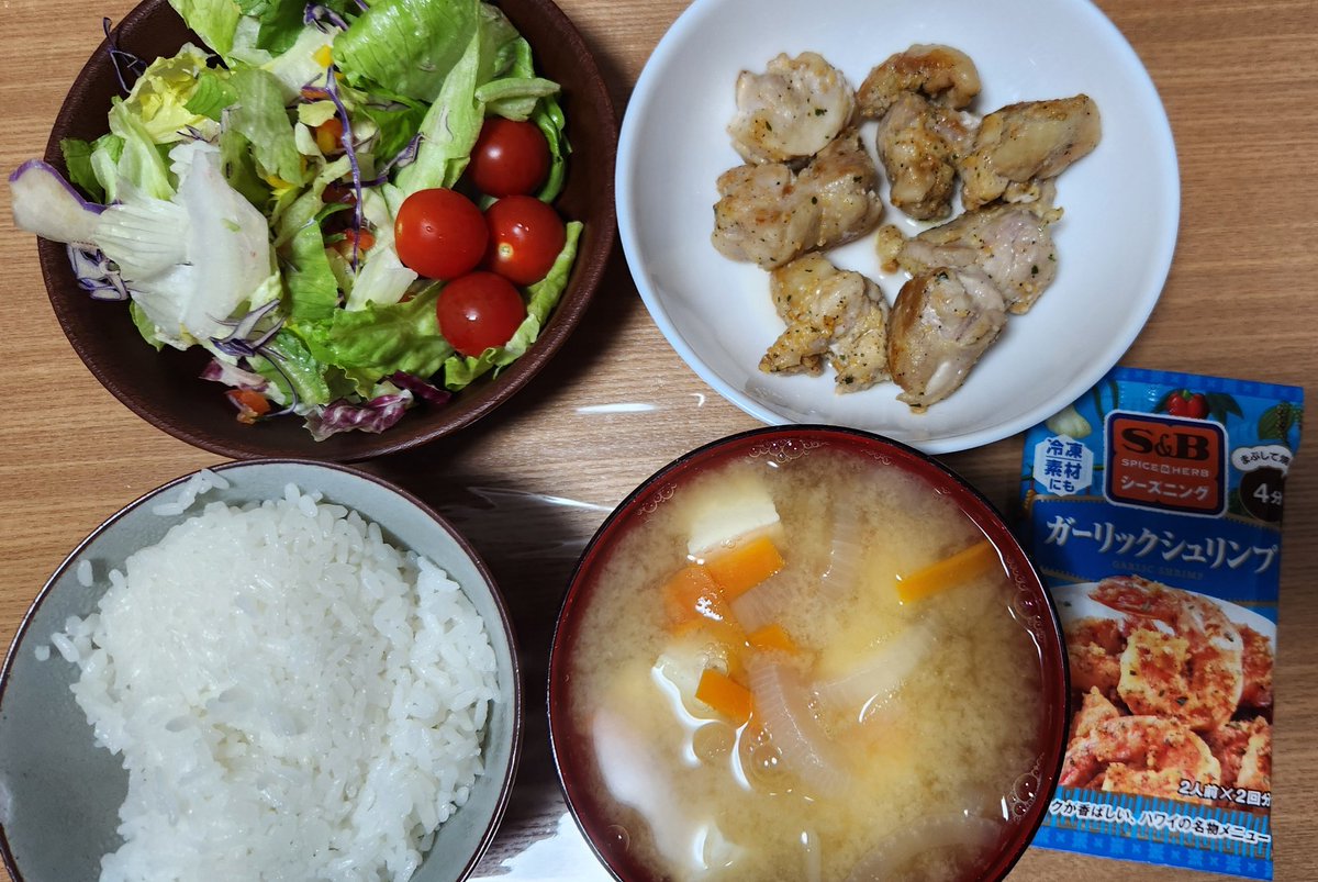 __f_laylax_7__'s tweet photo. ①ガーリックシュリンプ(鶏もも)
②もやしと豚こま炒め　ほりにし
③豚丼
④漬け丼　作ってもらったやつ https://t.co/jOTSrLsxmA