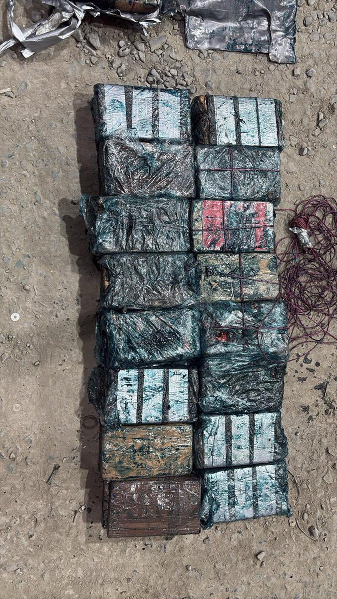 JohnReimberg's tweet photo. Guayaquil 
Operación “Shanghai”: 64 kilos de cocaína incautados con destino a China.

La Policía Nacional ejecutó la operación “Shanghai” en el distrito Pascuales, donde incautó 64 kilos de clorhidrato de cocaína ocultos en un doble fondo de un contenedor cargado con banano de exportación con destino final a Shanghái, China.

La droga estaba recubierta con láminas metálicas y grasa para evadir los controles de rayos X y la detección de canes antidrogas. Durante el operativo fue aprehendido un ciudadano y retenido el camión que transportaba el contenedor.

La droga decomisada equivale a 64.000 dosis y alcanza un valor estimado de USD 1,6 millones en el mercado estadounidense.

Seguimos trabajando.