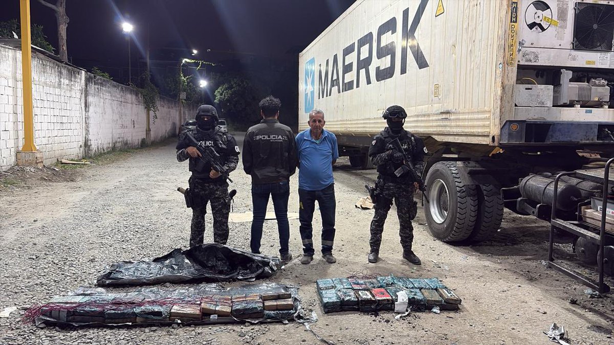JohnReimberg's tweet photo. Guayaquil 
Operación “Shanghai”: 64 kilos de cocaína incautados con destino a China.

La Policía Nacional ejecutó la operación “Shanghai” en el distrito Pascuales, donde incautó 64 kilos de clorhidrato de cocaína ocultos en un doble fondo de un contenedor cargado con banano de exportación con destino final a Shanghái, China.

La droga estaba recubierta con láminas metálicas y grasa para evadir los controles de rayos X y la detección de canes antidrogas. Durante el operativo fue aprehendido un ciudadano y retenido el camión que transportaba el contenedor.

La droga decomisada equivale a 64.000 dosis y alcanza un valor estimado de USD 1,6 millones en el mercado estadounidense.

Seguimos trabajando.