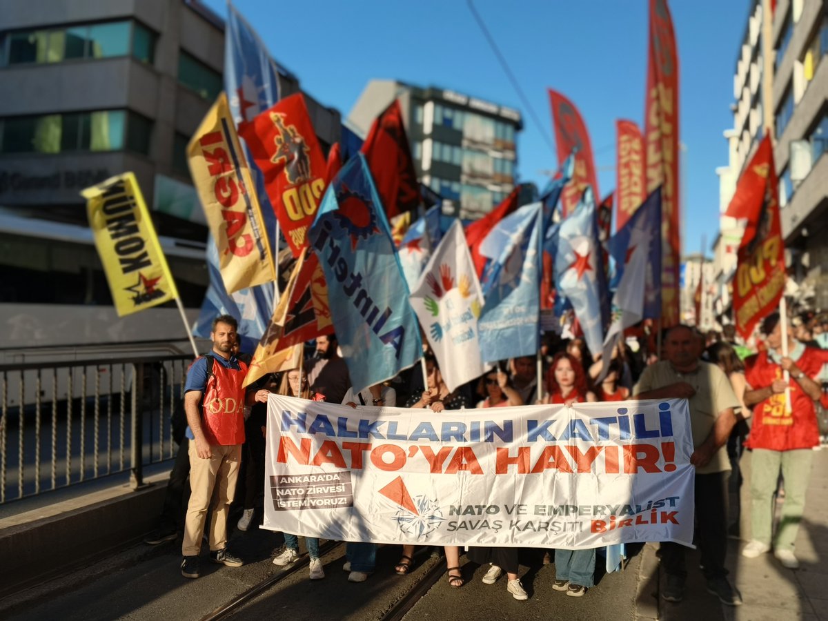 ydicagri2's tweet photo. NATO'ya Hayır Koordinasyonu, "İstenmiyorsunuz! NATO yoksullaşma, Katliam, Yıkımdır!" şiarıyla Kadıköy Boğa Heykelinden Eminönü İskelesi önüne yürüyüş gerçekleştirdi. 

NATO emperyalistlerin savaş örgütüdür! 
Ankara’da NATO zirvesi istemiyoruz! 
Halkların katili NATO’ya hayır! https://t.co/55sDfN7SQg