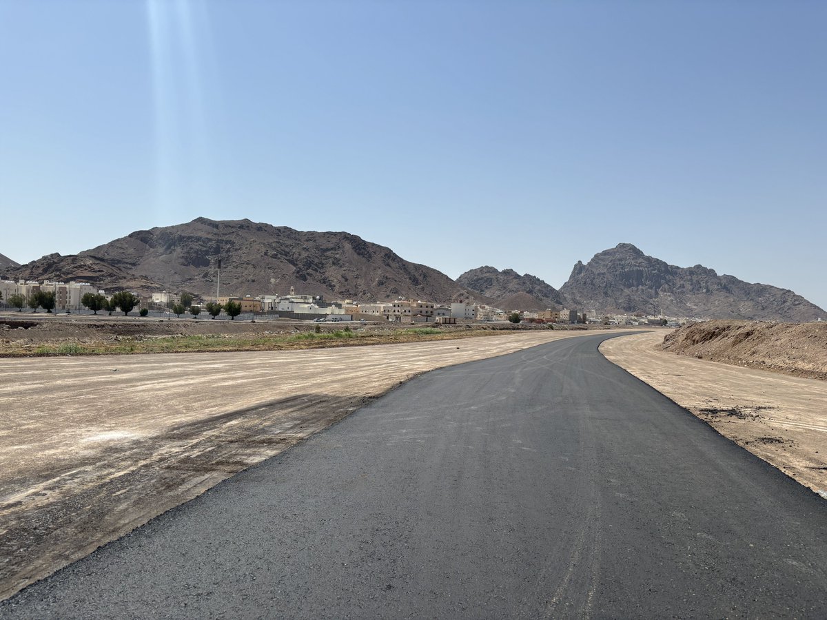 MED_Projects's tweet photo. تتواصل أعمال تنفيذ طريق جديد بمحاذاة الوادي في حي المطار بالمدينة المنورة، يربط الحي بطريق الأمير محمد بن سلمان بشكل مباشر

ويأتي الطريق ضمن مشروع تطوير الوادي، الذي يشمل مسارات للمشاة والدراجات، ومواقف سيارات، وتحسين المشهد العمراني، بما يسهم في تسهيل التنقل وربط الأحياء المجاورة