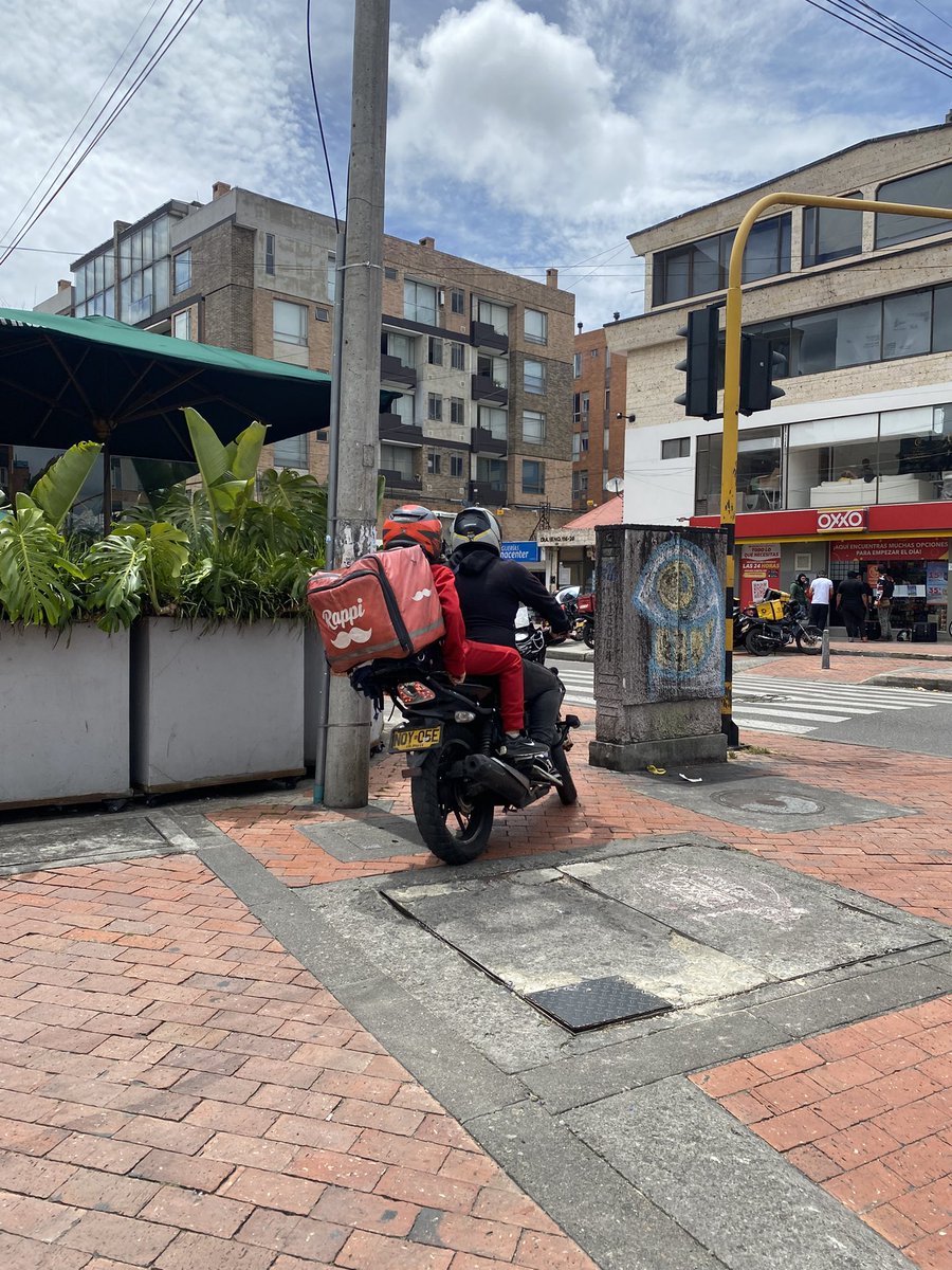Angysm's tweet photo. Hasta cuando los benditos motociclistas seguiran por los andenes y pasos peatonales como si nada!!@SectorMovilidad @Bogota @alcaldiausaquen @CarlosFGalan   calle 116 cra 17) https://t.co/RsqAH7VXzE