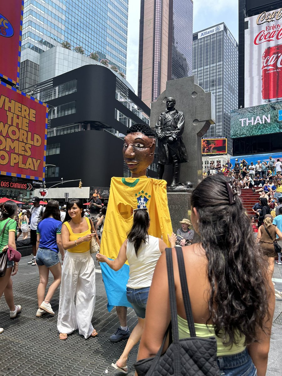 sanoyuda's tweet photo. 今ちょうどニューヨークにいるけどほぼほぼブラジルサポーターですごい
(ノルウェーはブラジルの1%くらい)
これはサッカー王国と言わざるおえないな
流れは完全にブラジル https://t.co/1LT0HUcJzt