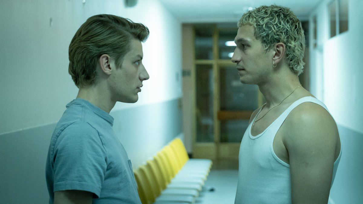 RdaCVieira's tweet photo. Série polonesa da HBO, Proud (Orgulho) conta a história de um jovem gay que, diante da perda da irmã, decide adotar a sobrinha em um país de cultura profundamente conservadora. A trama segue seu amadurecimento e a luta para validar sua família diante de um sistema que a rejeita. https://t.co/Rsm6Wt4WAf