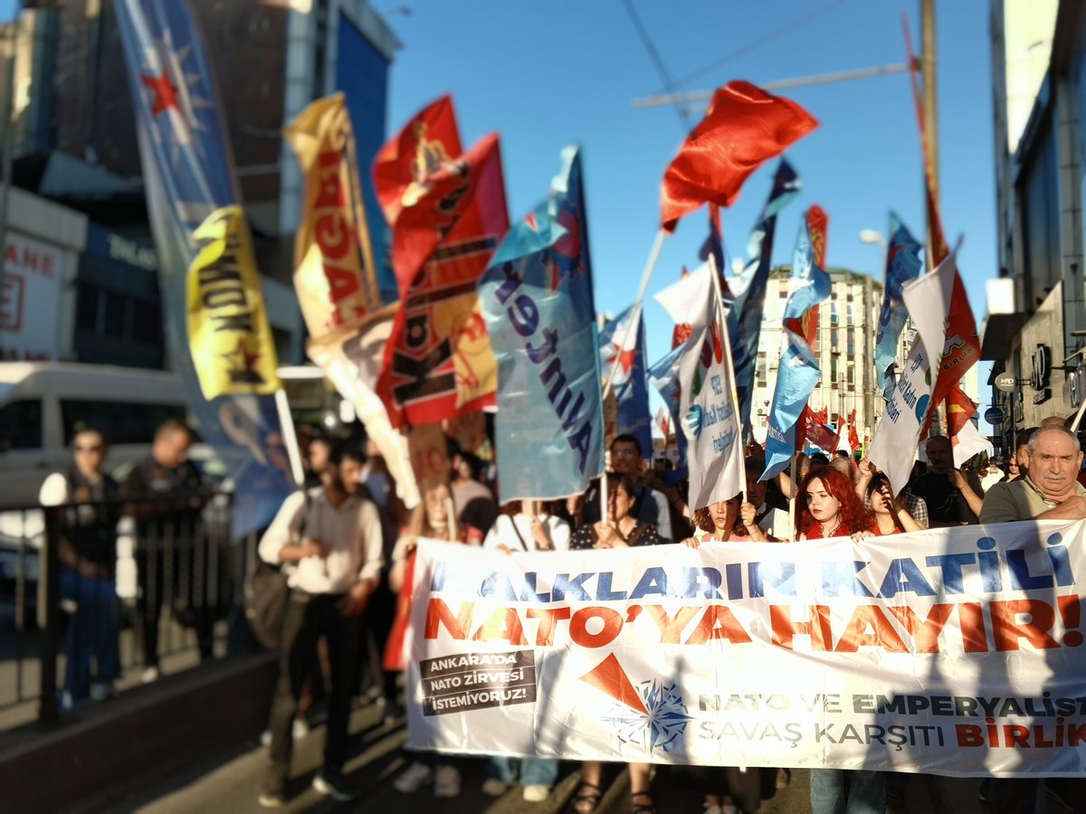 ydicagri2's tweet photo. NATO'ya Hayır Koordinasyonu, "İstenmiyorsunuz! NATO yoksullaşma, Katliam, Yıkımdır!" şiarıyla Kadıköy Boğa Heykelinden Eminönü İskelesi önüne yürüyüş gerçekleştirdi. 

NATO emperyalistlerin savaş örgütüdür! 
Ankara’da NATO zirvesi istemiyoruz! 
Halkların katili NATO’ya hayır! https://t.co/55sDfN7SQg
