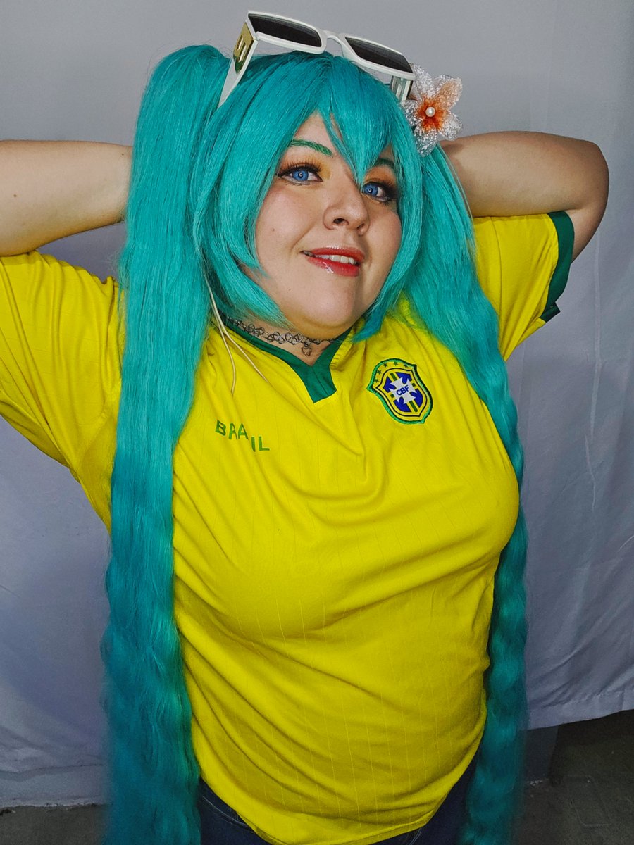 Cintymurillon's tweet photo. Ya que esta lo del mundial no me quería quedar sin las ganas de hacer este cosplay, por aqui les dejo unas fotitos de mi cosplay que hice hatsune miku version brasileña 🤭✨️♥️
#hatsunemku
#mikubrasileña
#chobby
Sigamenme en mis demás redes sociales:
https://t.co/yWheW9eMwc https://t.co/lfiv4b1eV9
