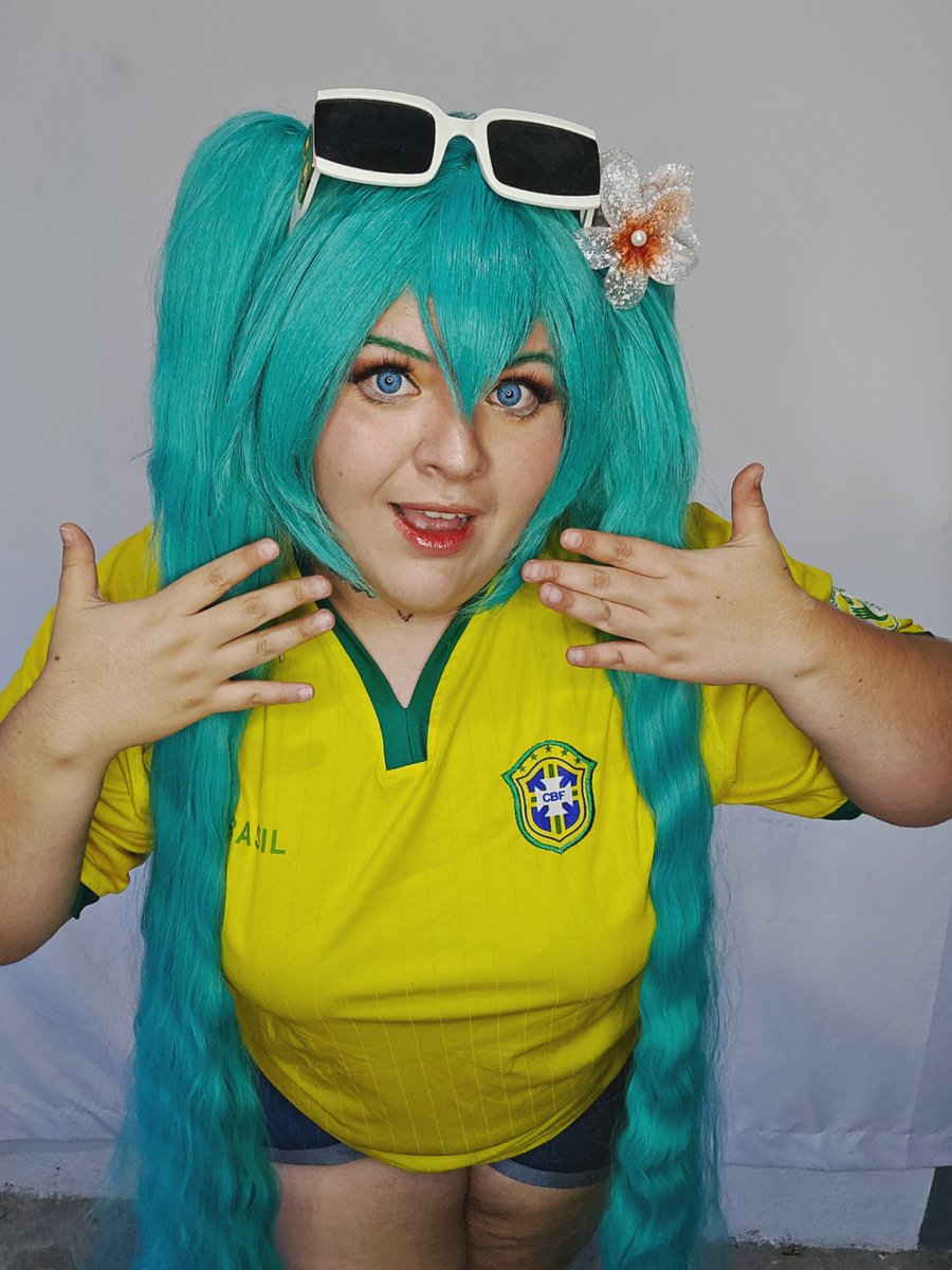 Cintymurillon's tweet photo. Ya que esta lo del mundial no me quería quedar sin las ganas de hacer este cosplay, por aqui les dejo unas fotitos de mi cosplay que hice hatsune miku version brasileña 🤭✨️♥️
#hatsunemku
#mikubrasileña
#chobby
Sigamenme en mis demás redes sociales:
https://t.co/yWheW9eMwc https://t.co/lfiv4b1eV9