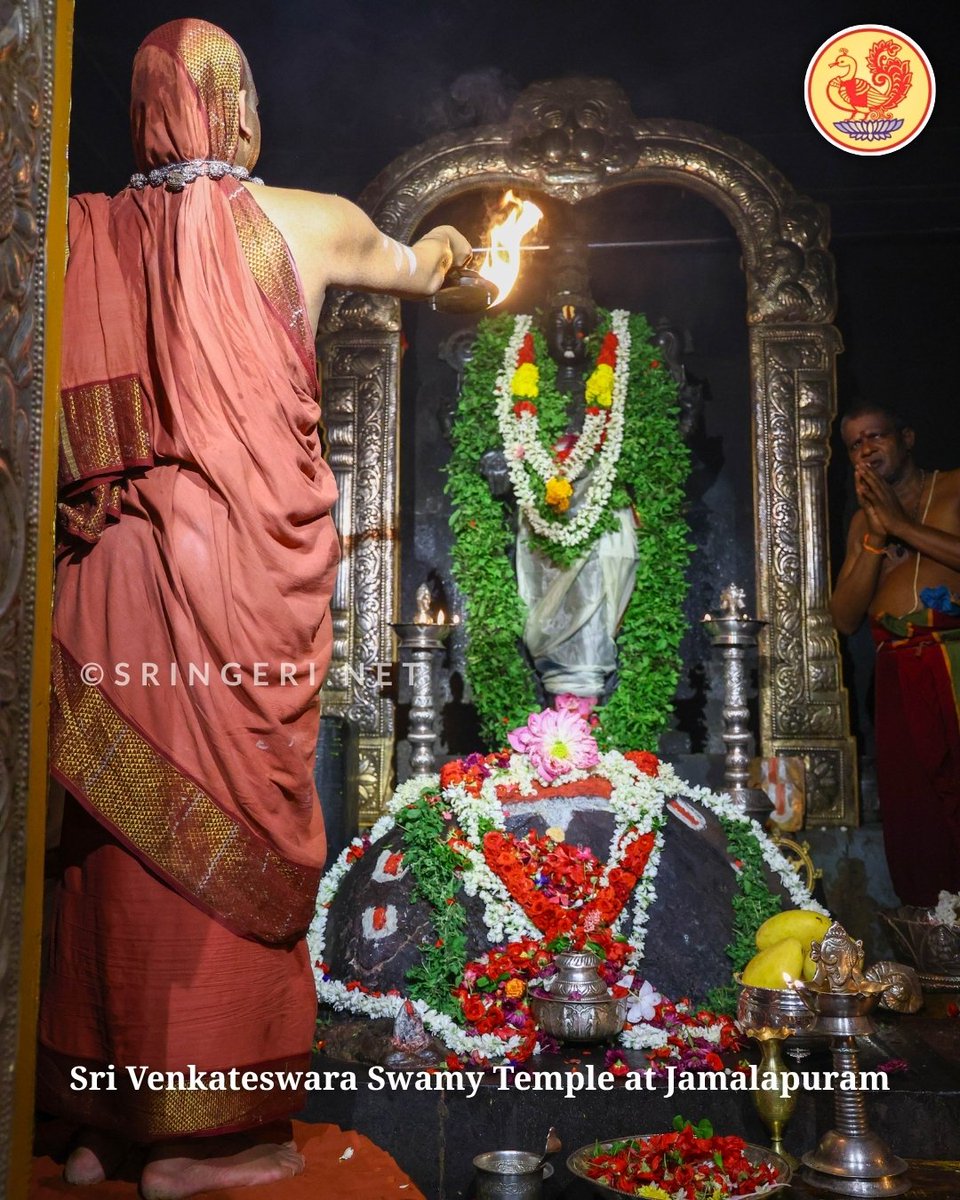 sringerimath's tweet photo. Pics: Sringeri Jagadguru Shankaracharya Sri Sri Vidhushekhara Bharati Mahaswamiji performed Kumbhabhisheka & Vishesha Puja to Sri Venkateswara Swamy at Jamalapuram, located in the Khammam district of Telangana.

Click here to watch the complete video and the Anugraha Vani delivered in Telugu on the occasion: https://t.co/qnwyiljsNF
*-*-*
Stay tuned to our official WhatsApp channel for notifications and updates: https://t.co/UQh64hvab5

#Jamalapuram #Balaji #Venkateswara #Govinda #Sringeri #adishankaracharya #telangana #khammam #Jagadguru #sanatanadharma #Shankaracharya #Mahaswamiji #SriSannidhanam #VijayaYatra #VijayaYatra #HinduDharma #Advaita #Vedanta #GuruParampara #HinduTemple #ShringeriSharadaPeetham #शंकराचार्य