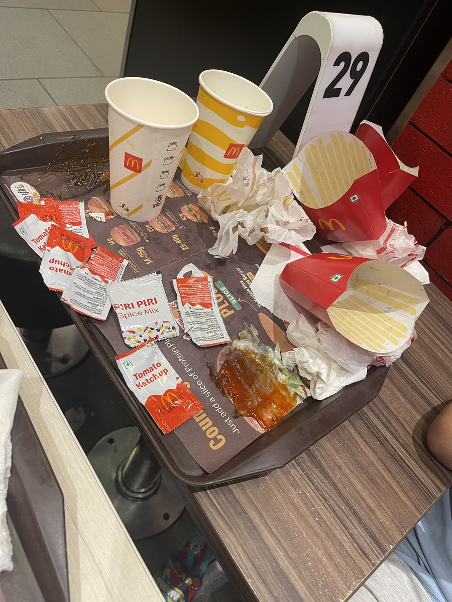 NasruddinShk's tweet photo. BMC &amp; FSSAI strictly prohibit the use of newspapers and recycled printed paper for any food-related purpose (wrapping, serving, or absorbing oil). All major qsr @mcdonaldsindia @burgerkingindia @KFC_India still uses printed papers on serving tray. @Tukaram_IndIAS @mybmc https://t.co/AvIryV7Voo