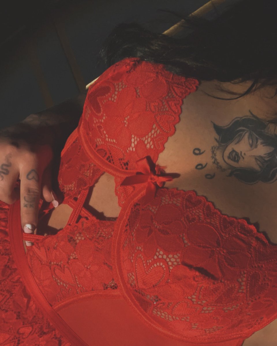 LRobertson40340's tweet photo. Tell me your deepest darkest fantasy 😈💋🖤 #curvy #alt #FantasyBooks https://t.co/6KFQeaRaww