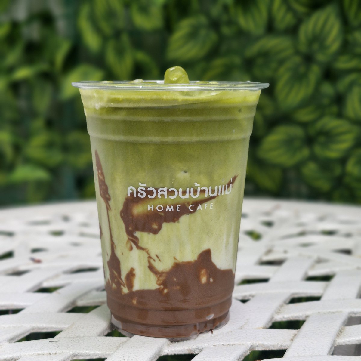 icebearmabu's tweet photo. จริงๆไม่ค่อยกล้าขายร้านตัวเองเท่าไหร่ เพราะกลัวกระแสกับกลัวว่าจะบริการได้ไม่ทั่วถึงค่ะ🥹 ร้านทำอยู่ในตัวบ้านที่จอดรถยนต์เลยน้อยมากๆจอดได้ข้างร้าน 3คัน หน้าร้านจอดเป็นมอไซร์ได้เลย แม่กับพี่สาวช่วยกันทำอาหารถ้าวันไหนลูกค้าเยอะมากๆก็จะช้านิดนึงค่ะ🥲 ไม่ใช่ร้านใหญ่โต มีพนักงานแค่1คน(+ตัวฉันเป็นฉอง) 

ปล. ร้านไม่มีหลักคาค่ะ🥹 เป็นเอ้าดอร์สุดๆ พบชมกับใบไม้ใบหญ้าได้จุกใจเลยจ่ะพี่