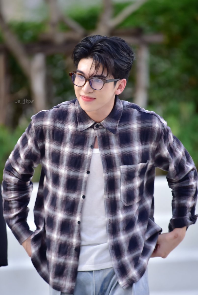 ja_fsjkzl's tweet photo. หนุ่มแว่น ยิ้มหวาน จนใจพี่สาวเหลวเป๋ว~

(• @kaooo_j •) 
#ไอซีซิ่งบัสกิ้งวันเดือนปี3
#iz 
#KaoProdklao https://t.co/s1eFdVSSK3