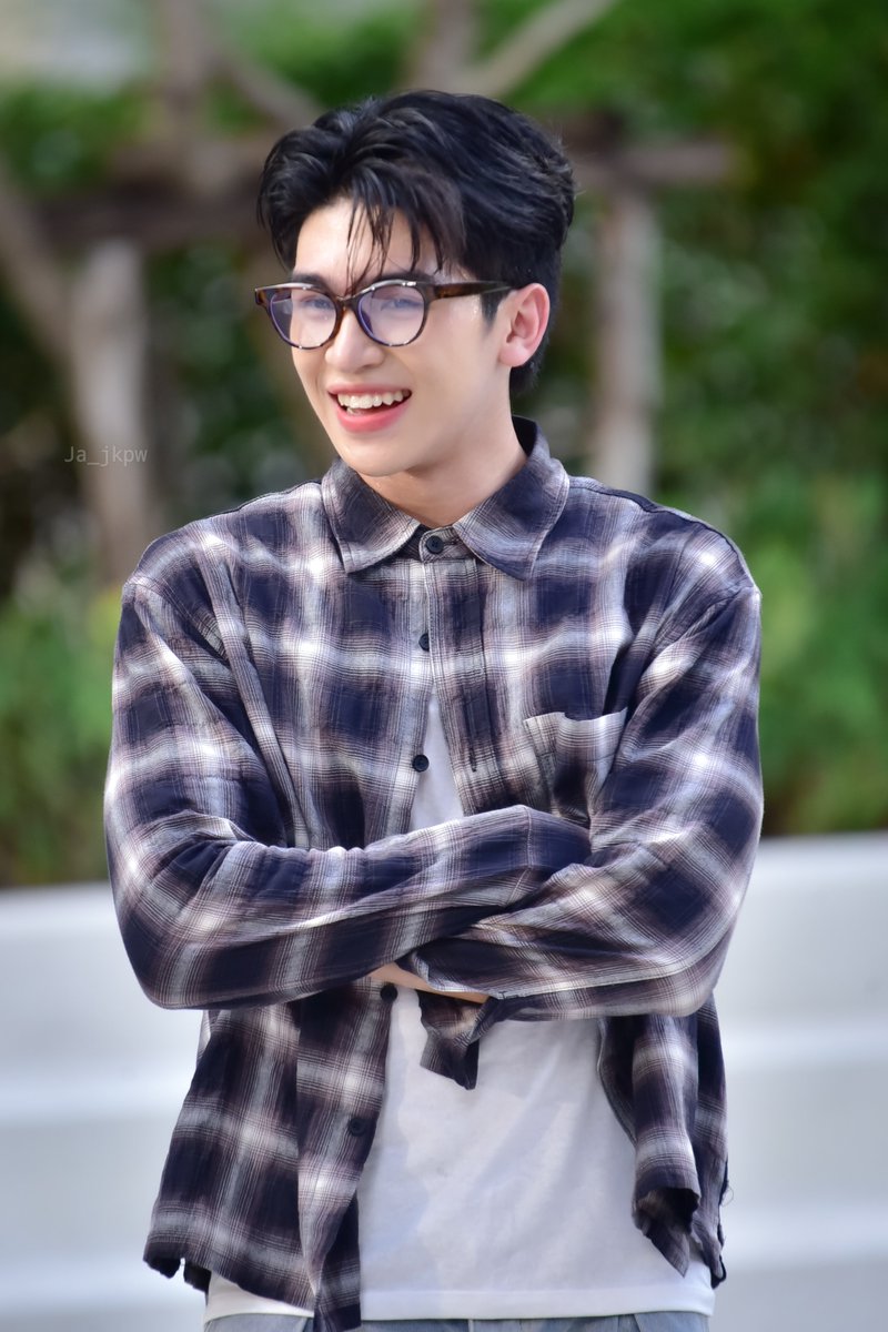ja_fsjkzl's tweet photo. หนุ่มแว่น ยิ้มหวาน จนใจพี่สาวเหลวเป๋ว~

(• @kaooo_j •) 
#ไอซีซิ่งบัสกิ้งวันเดือนปี3
#iz 
#KaoProdklao https://t.co/s1eFdVSSK3