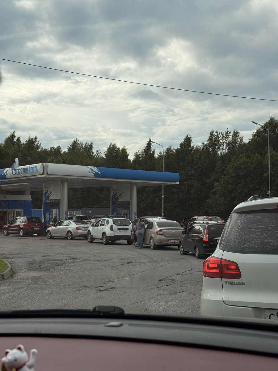 Lena__FM's tweet photo. Через три минуты мы заправились 95+, просто им никто не хотел заправляться, все хотели обычный 95-й. https://t.co/Nzk0J3iKja