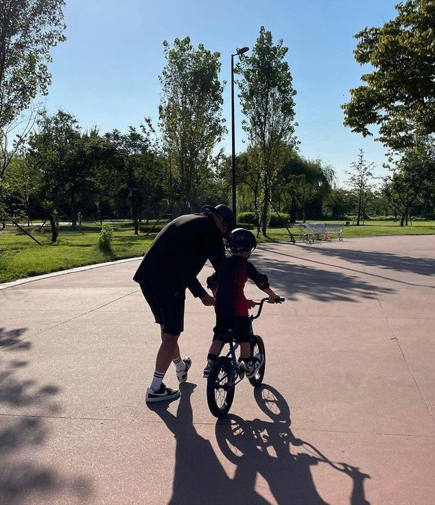 mygpjt's tweet photo. 🚨 EXTRA! Bruce Wayne, famoso playboy e bilionário de Gotham, foi flagrado nesta tarde ensinando seu filho mais novo, Jason Todd, a andar de bicicleta. https://t.co/n1MRMndYwB