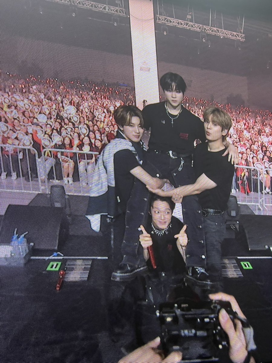 themoon___stars's tweet photo. Thank you, PH iKONICS, for always showing up for iKON no matter what.

See you again in 2027, and until the world ends.

#MNLWaengWaengReady
#iKONinMANILA2026
#iKON_FOUREVER_TOUR_MNL https://t.co/hICs8iwoou