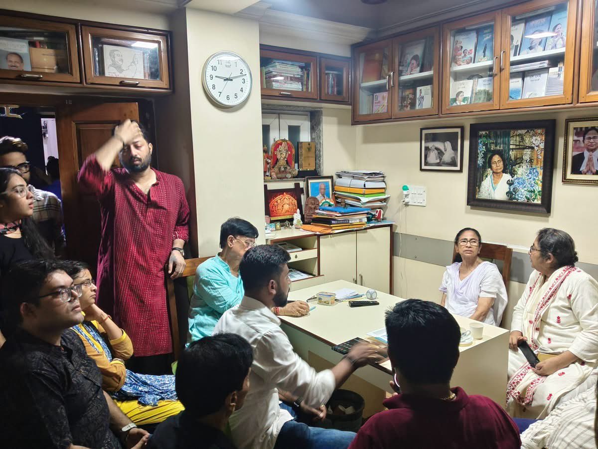 AITCofficial's tweet photo. Our Chairperson, @MamataOfficial, wanted to visit Baruipur. Upon learning this, a massive deployment of police personnel and barricades was put in place outside her residence to prevent her from leaving.

Despite these attempts to stop her, our demand remains unchanged: #JusticeForBaruipur. Didi stands firmly with the victim’s family and is committed to ensuring they receive justice.