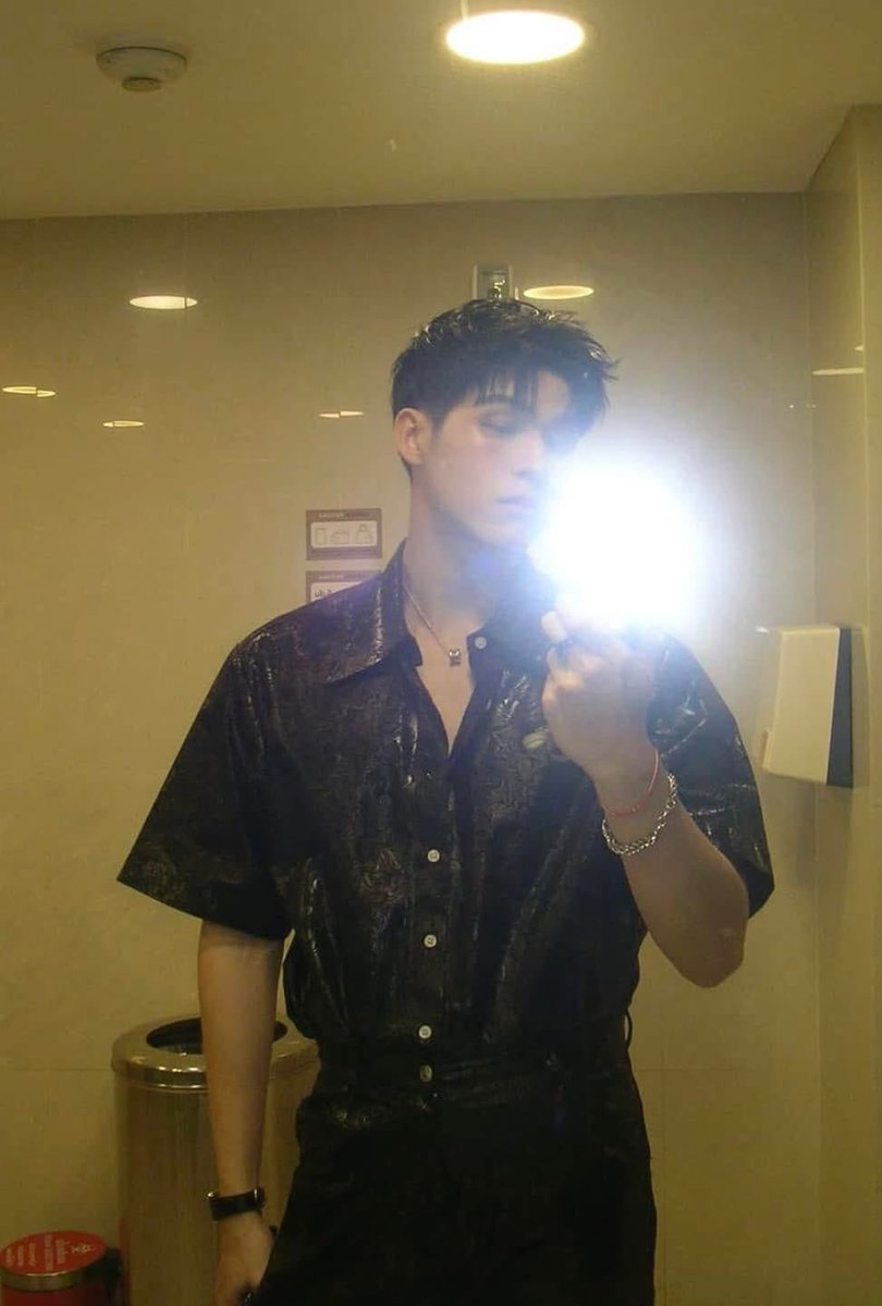 sleeproom_'s tweet photo. อะไรแบบนี้ช่วยกลับมาหน่อยคับพี่ ถ้าพี่คิดอะไรไม่ออก ให้พ่อผมใส่เสื้อยืดตุวเดียวก็ได้ https://t.co/zV18kNg6IU